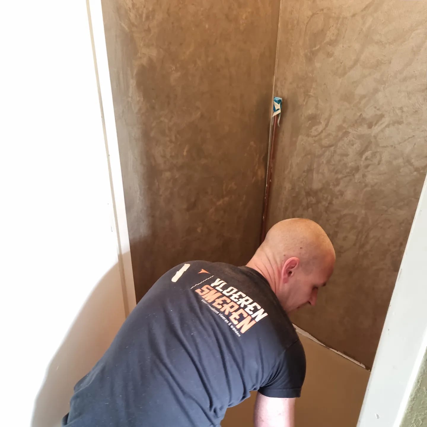 eigenaar van vloeren smeren, kevin van born aan het werk